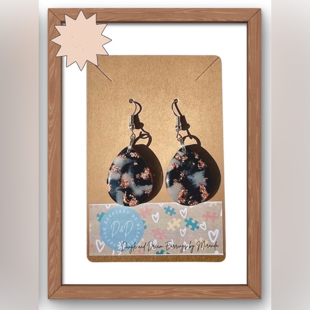 Black and Gold Teardrop Earrings

🌸🌟🌟Bundle Discounts Available🌟🌟🌸